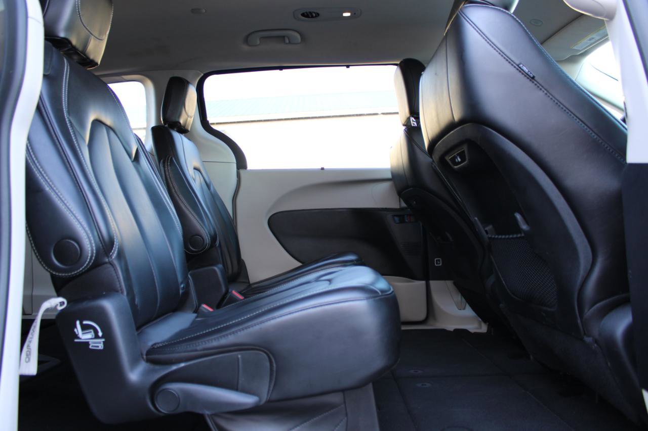 Used 2023 Chrysler Pacifica Touring-L image 38
