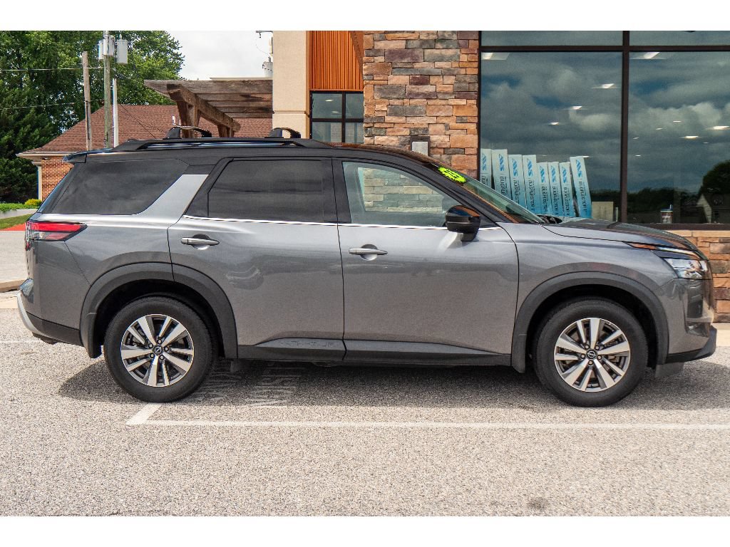 Used 2023 Nissan Pathfinder SL w/ Black Appearance Package AWD/4WD image 3