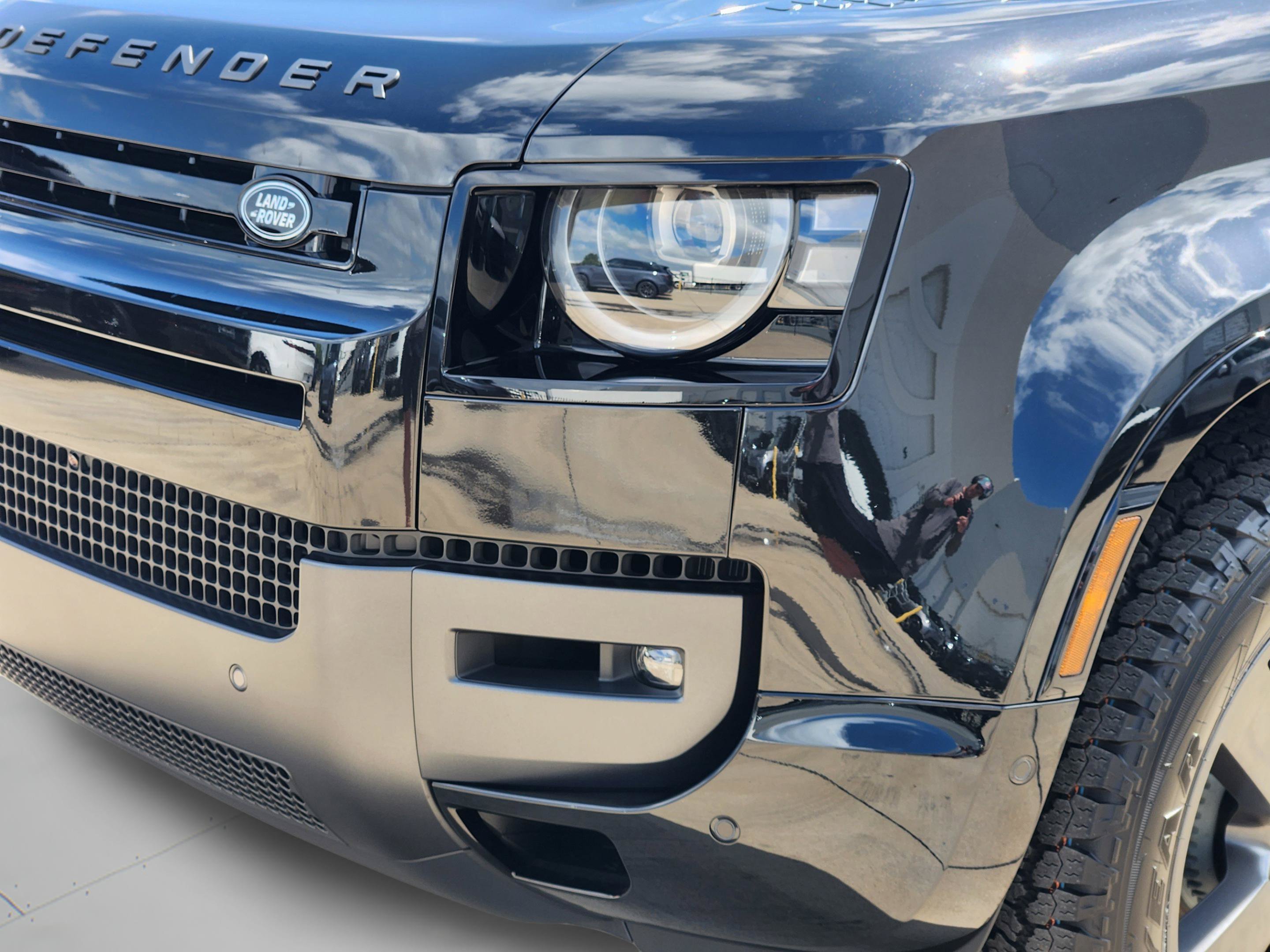 New 2026 Land Rover Defender 110 X-Dynamic SE AWD/4WD image 32