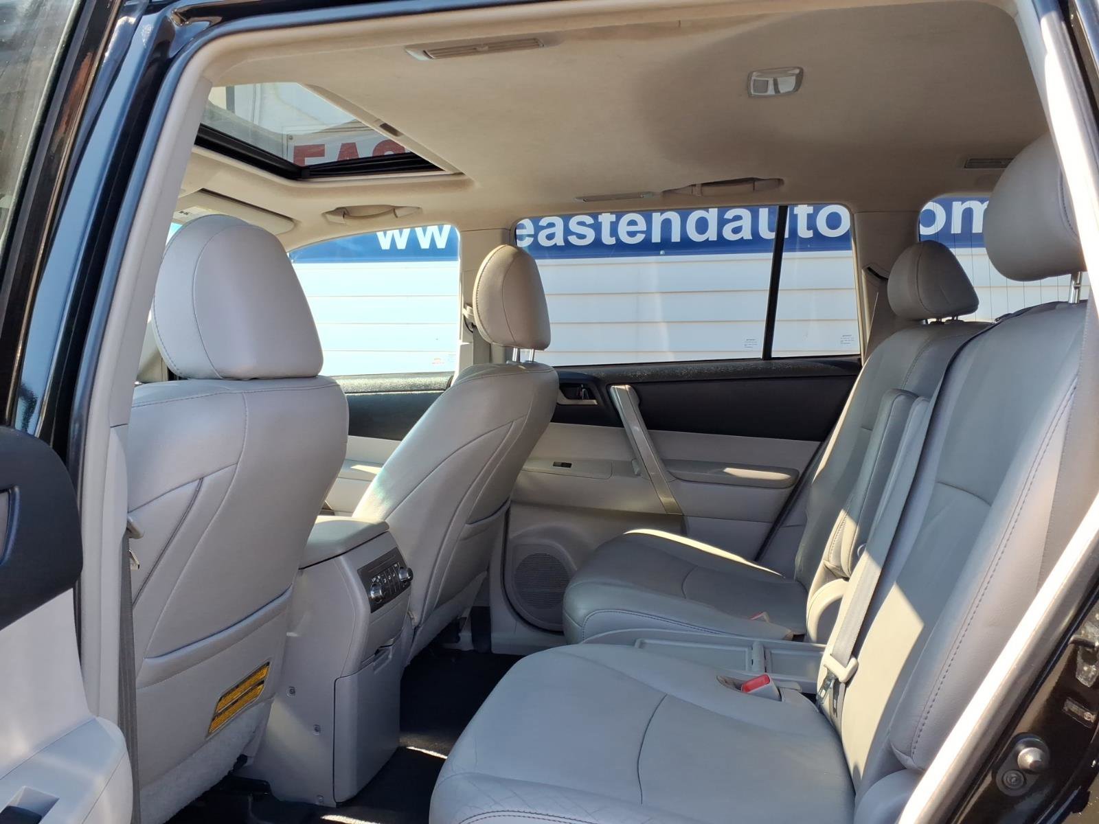 Used 2011 Toyota Highlander SE FWD image 10