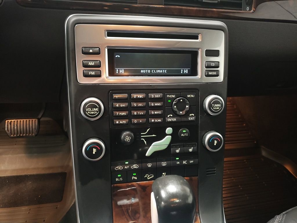 Used 2011 Volvo XC70 T6 image 9