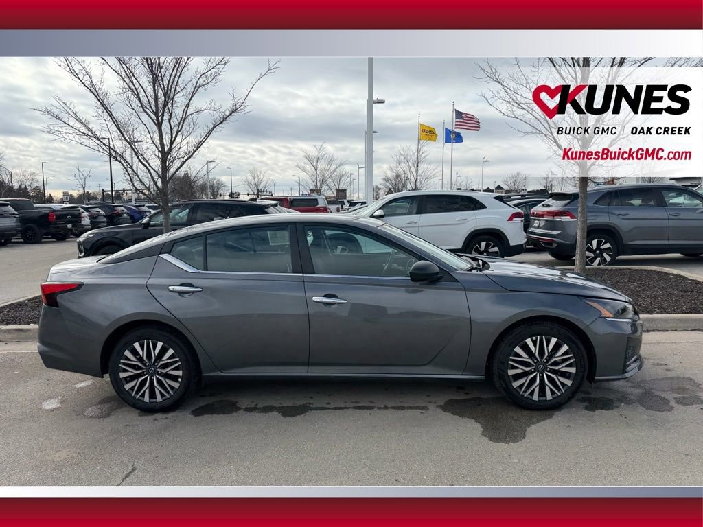 Used 2025 Nissan Altima 2.5 SV image 3