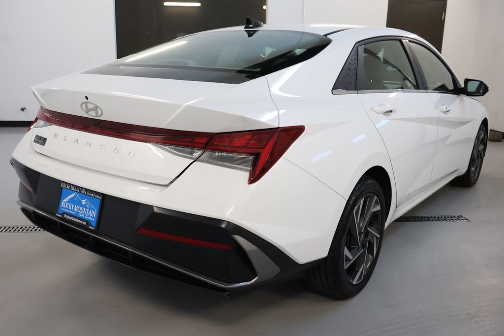 Used 2025 Hyundai Elantra SEL FWD image 7