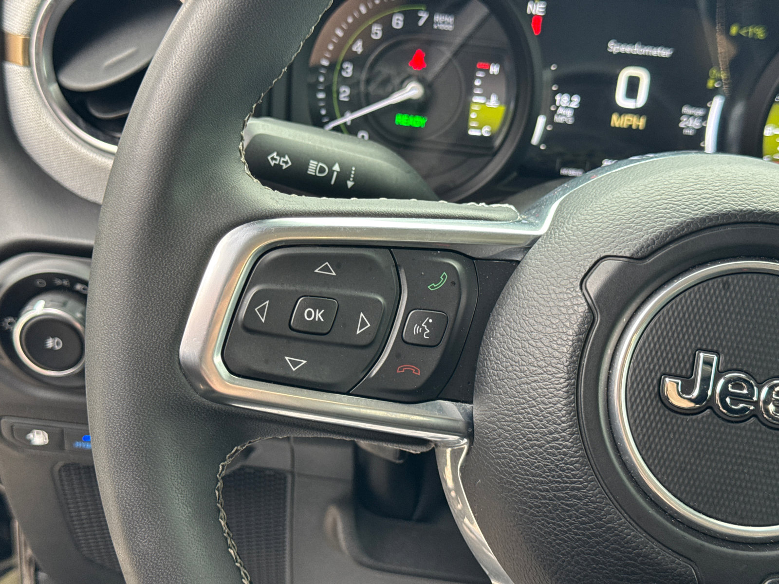 Used 2025 Jeep Wrangler Sahara image 23