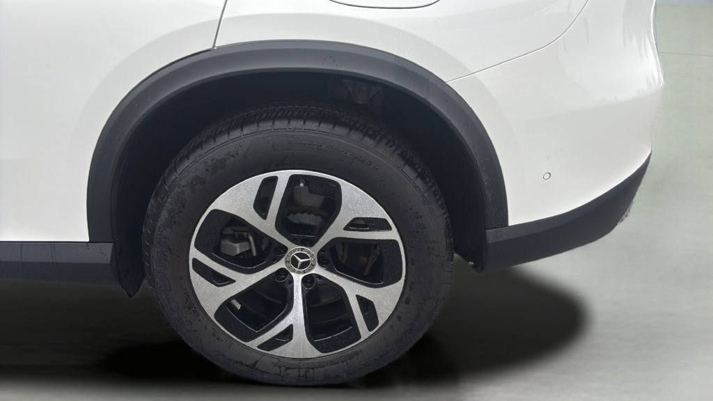 Used 2025 Mercedes-Benz GLC 350e 4MATIC image 6