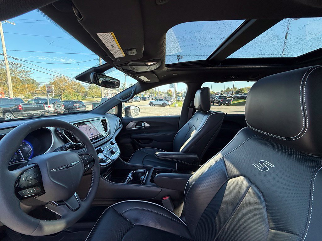 Used 2024 Chrysler Pacifica Limited w/ Uconnect Theater Family Group FWD image 12