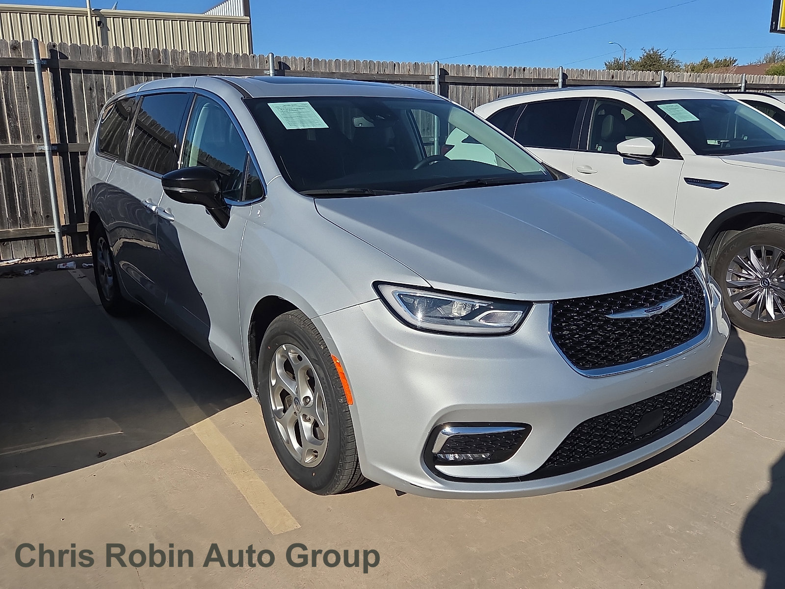 Used 2024 Chrysler Pacifica Limited image 1