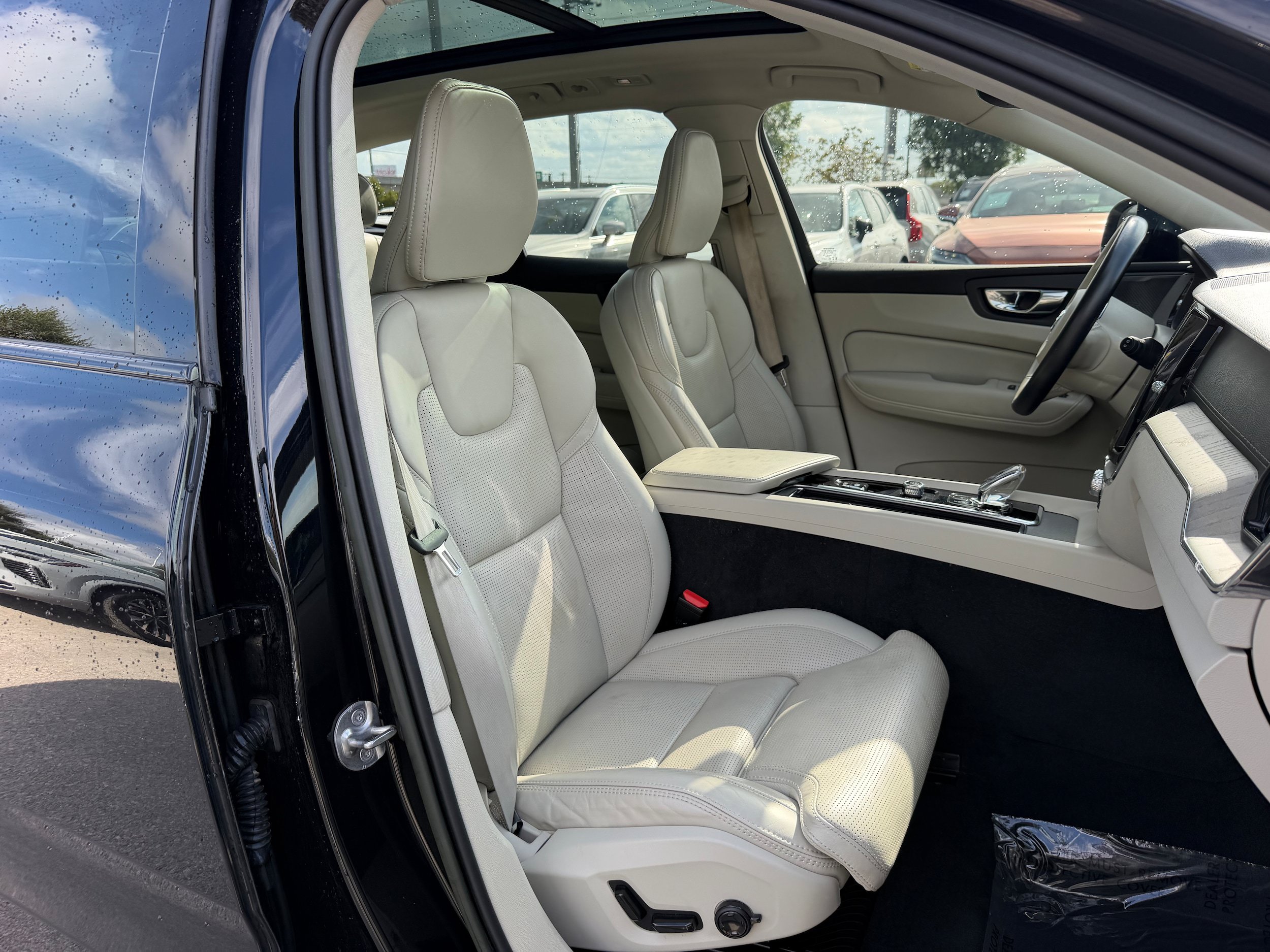 Certified 2023 Volvo XC60 B5 Ultimate w/ Climate Package AWD/4WD image 10