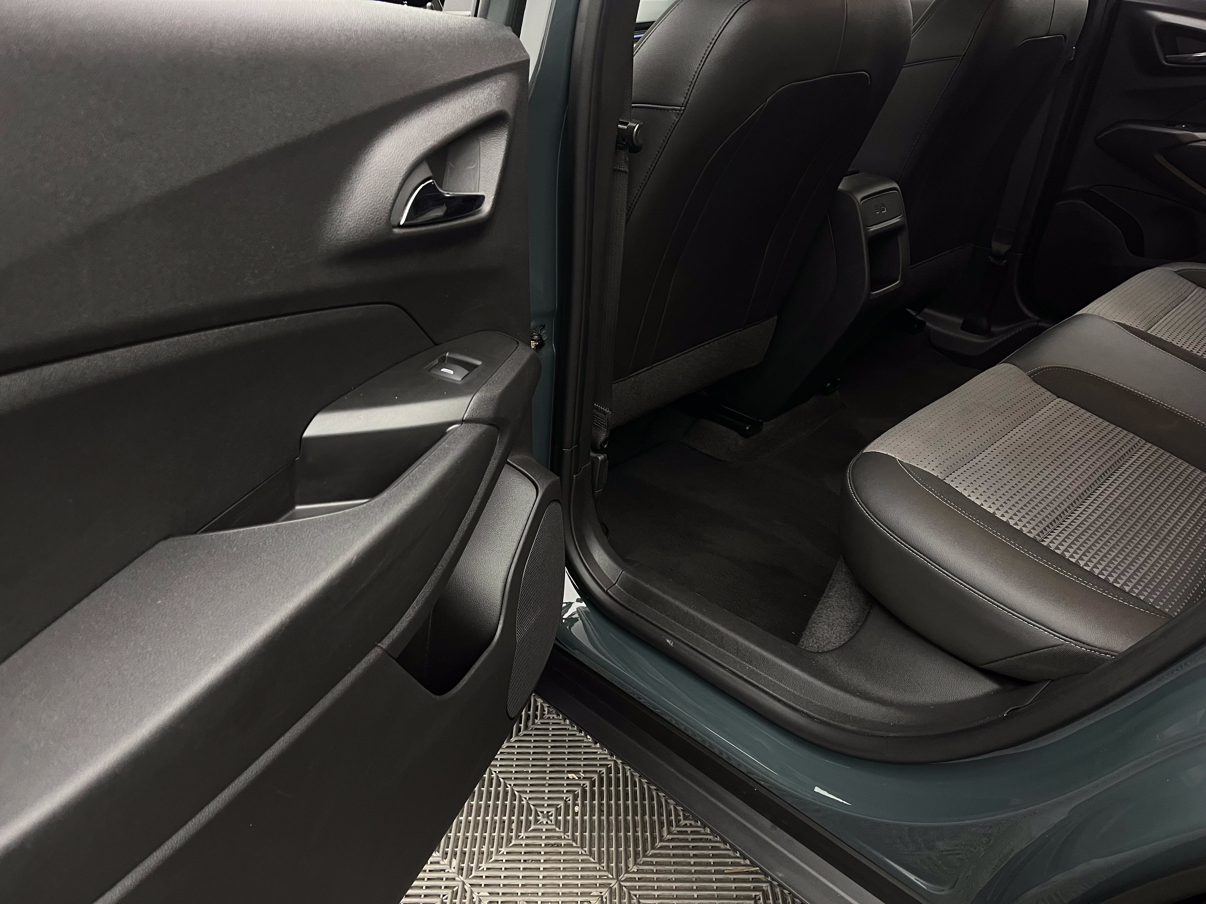 Used 2025 Chevrolet Trax LT FWD image 35
