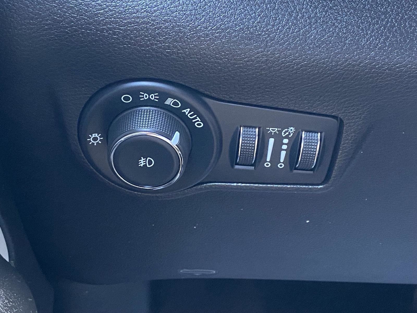 Used 2025 Jeep Compass Limited image 12