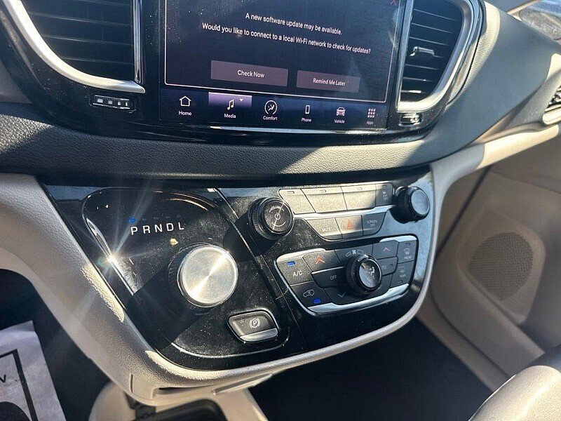 Used 2023 Chrysler Pacifica Touring-L FWD image 30