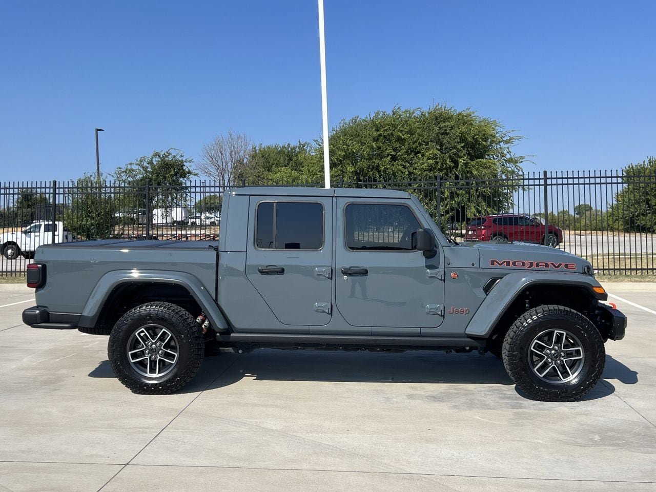 Used 2025 Jeep Gladiator Mojave AWD/4WD image 3