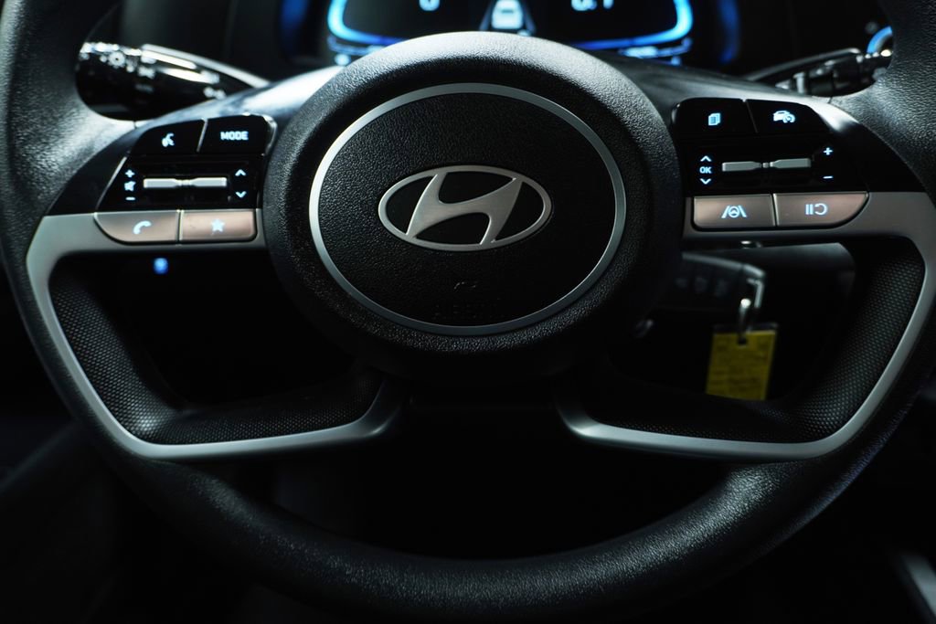 Certified 2025 Hyundai Elantra SE image 17