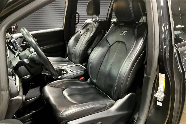 Used 2020 Chrysler Pacifica Touring-L Plus w/ S Appearance Package FWD image 19