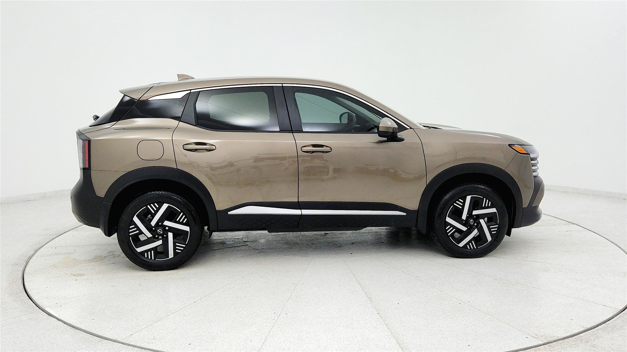 Used 2025 Nissan Kicks SV w/ Charging Package FWD image 6