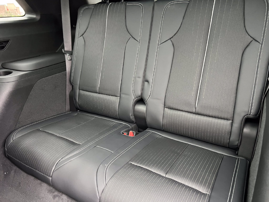 New 2027 Cadillac Vistiq Sport w/ LPO, Floor Liner Package AWD/4WD image 5