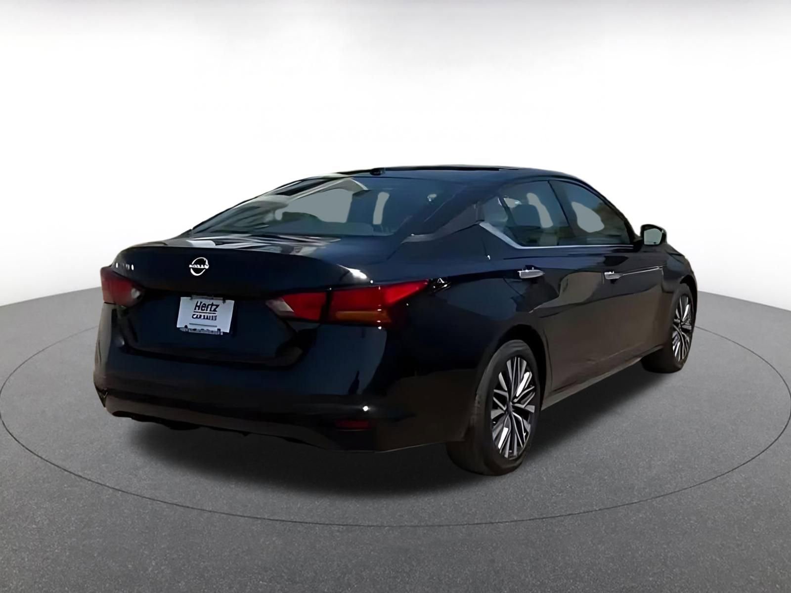 Used 2025 Nissan Altima 2.5 SV FWD image 14
