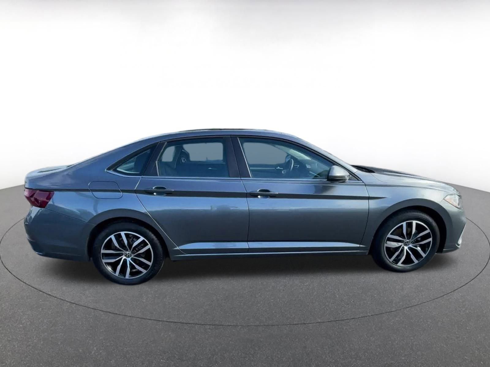 Used 2025 Volkswagen Jetta SE image 16