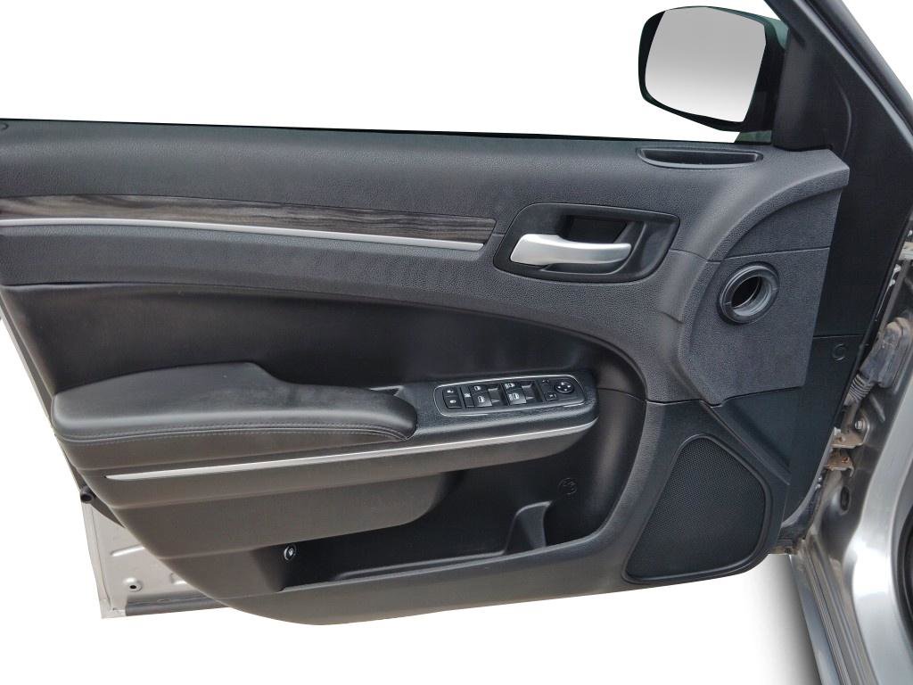 Used 2018 Chrysler 300 Touring w/ Driver Convenience Group image 12