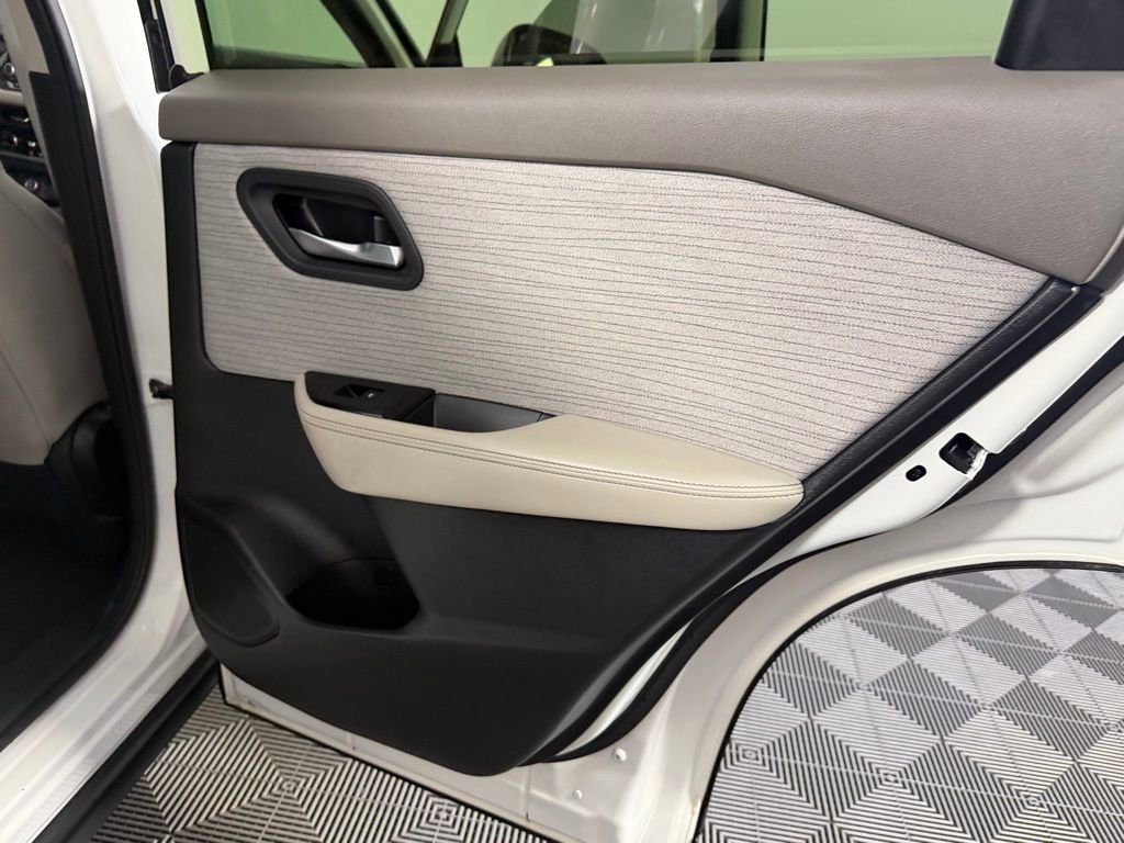 Used 2023 Nissan Rogue SV FWD image 27