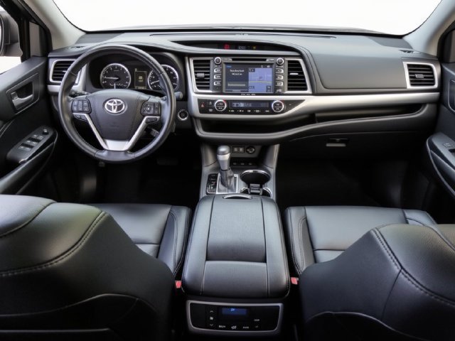 Used 2017 Toyota Highlander XLE AWD/4WD image 28