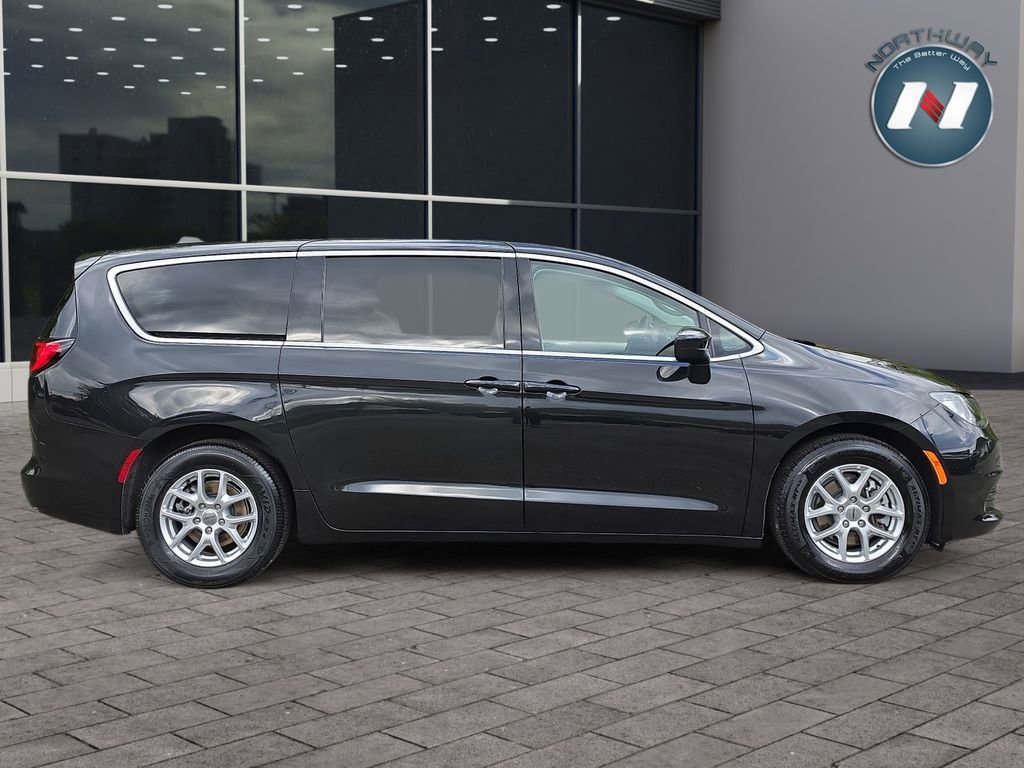 Used 2022 Chrysler Voyager LX FWD image 6