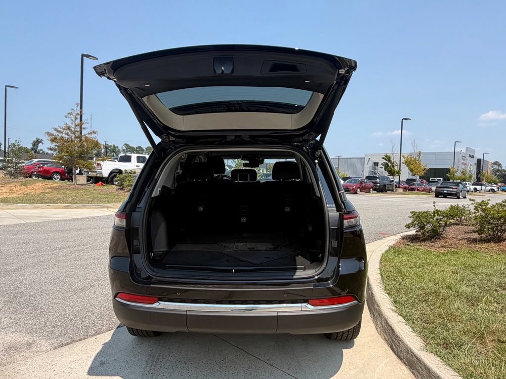 Certified 2023 Jeep Grand Cherokee Limited w/ Luxury Tech Group II AWD/4WD image 40