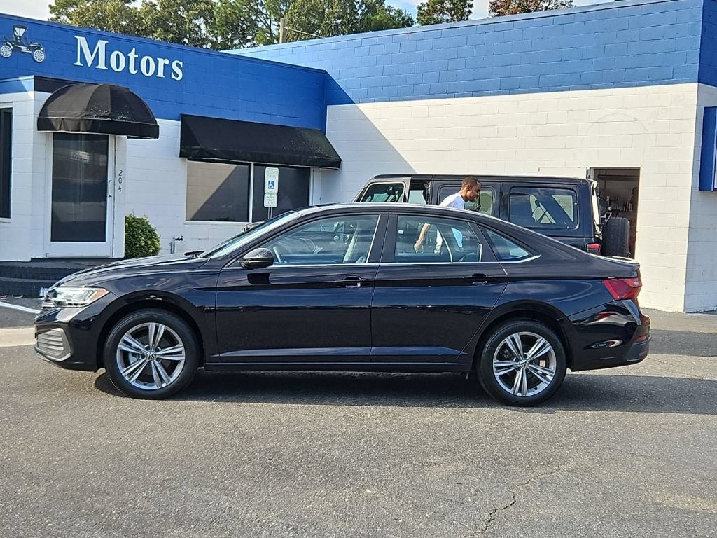 Used 2022 Volkswagen Jetta SE w/ Panoramic Sunroof Package FWD image 4