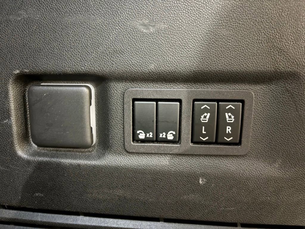 Used 2023 Chevrolet Suburban Premier image 15