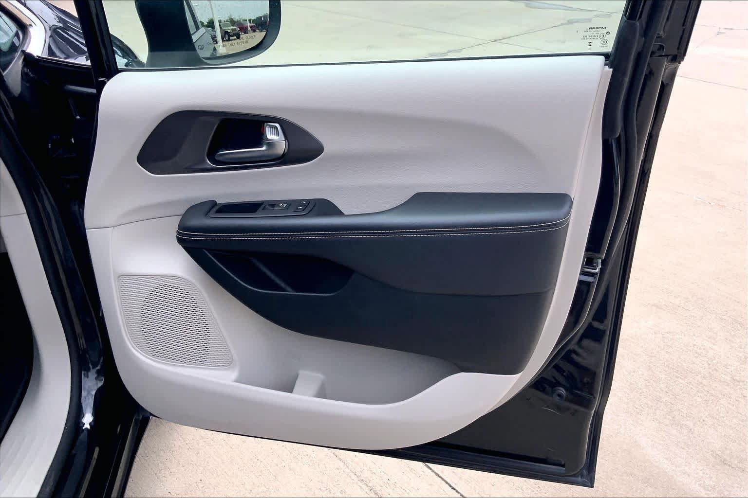 Used 2023 Chrysler Pacifica Touring-L FWD image 23