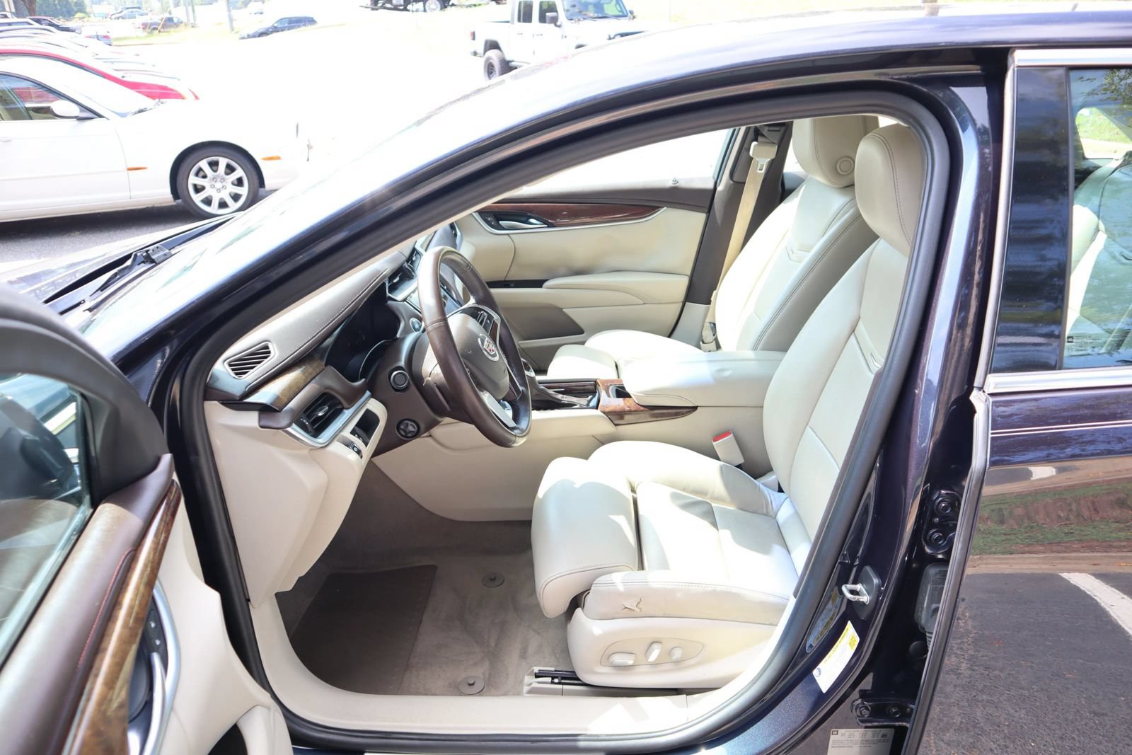 Used 2013 Cadillac XTS Luxury FWD image 9