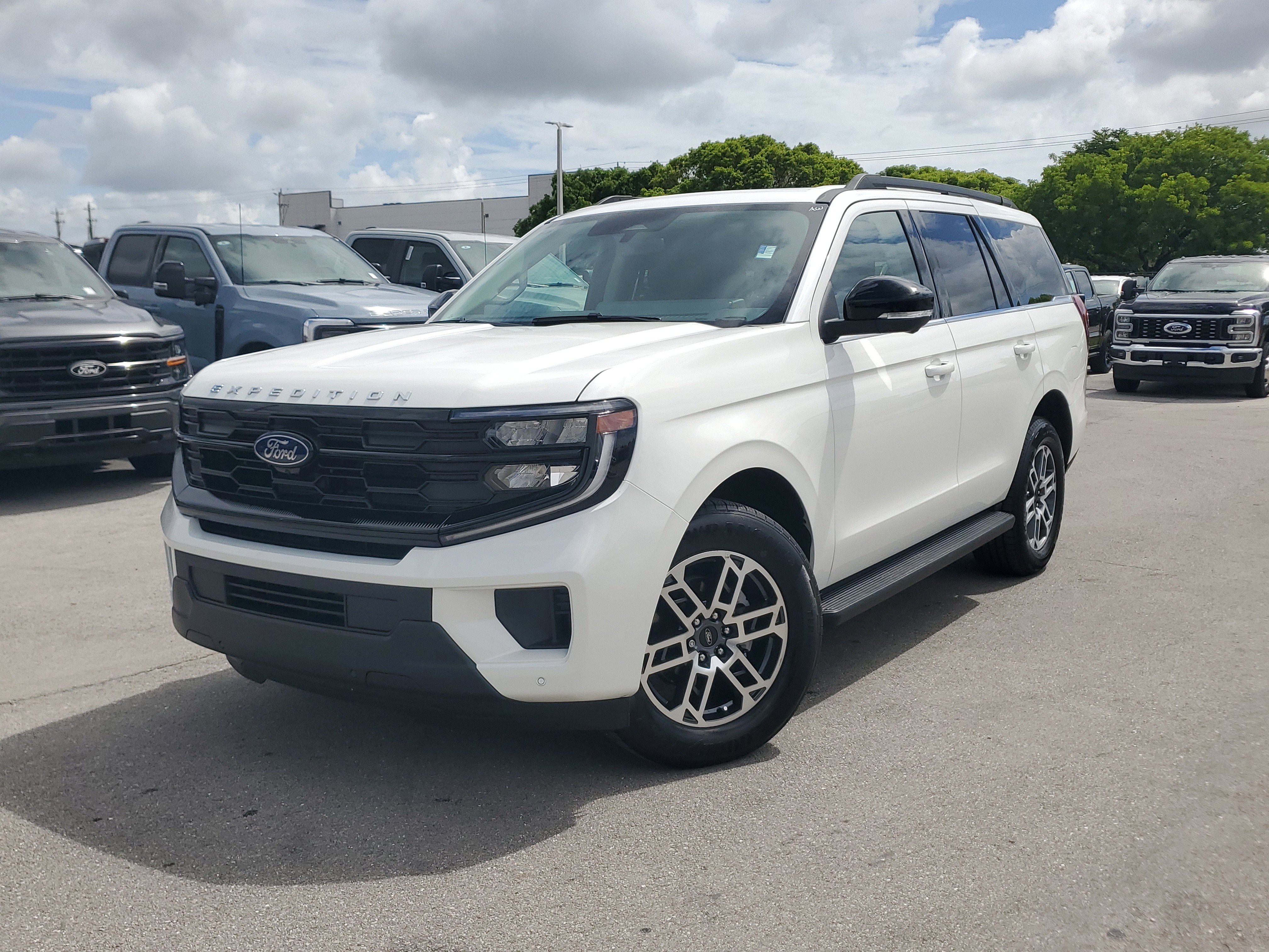 Used 2025 Ford Expedition Active RWD image 1