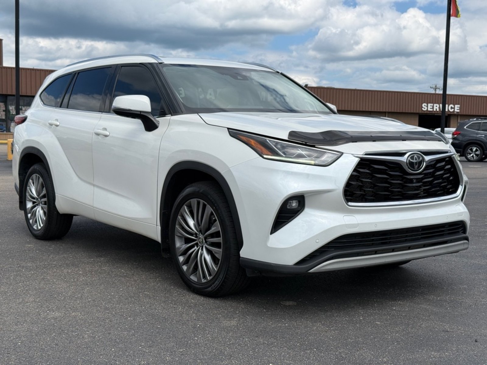 Used 2021 Toyota Highlander Limited AWD/4WD image 2