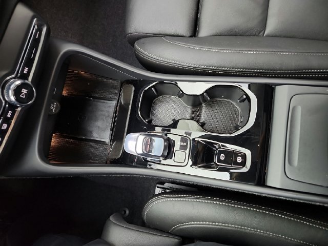 Certified 2025 Volvo XC40 B5 Ultra AWD/4WD image 33