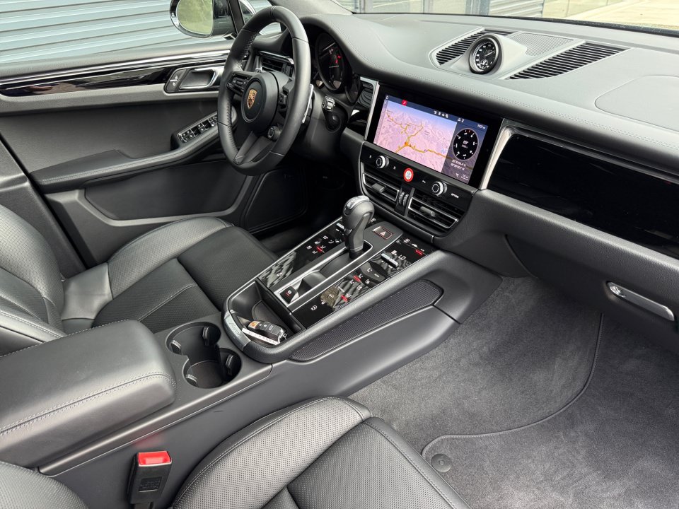 Certified 2026 Porsche Macan AWD/4WD image 18