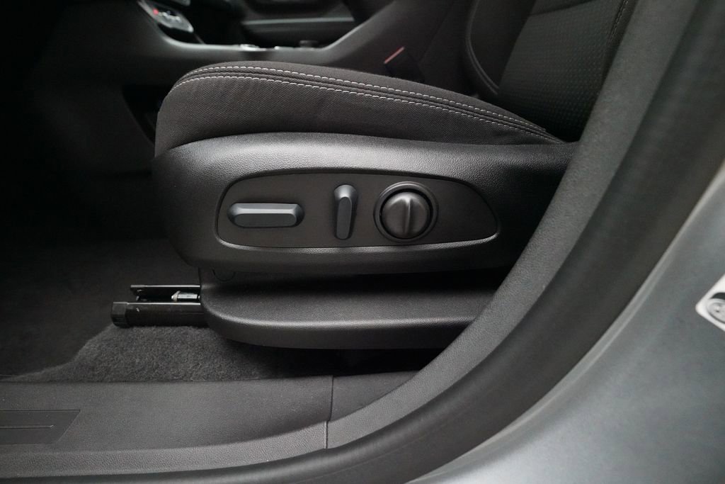 Used 2024 GMC Terrain SLE w/ Driver Convenience Package image 29