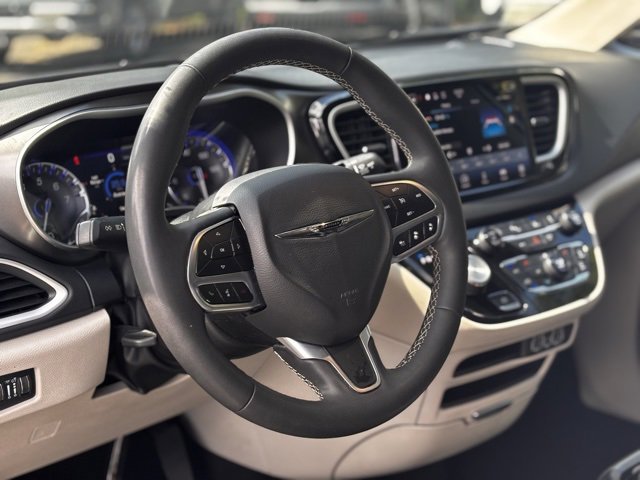 Used 2024 Chrysler Pacifica Touring-L image 7