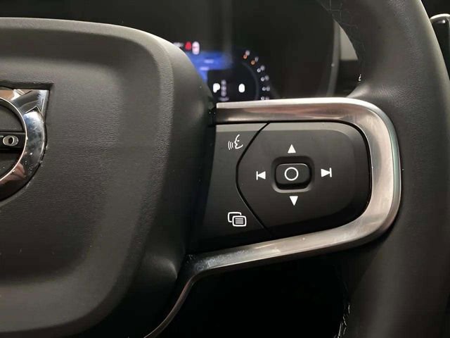 Used 2025 Volvo XC40 B5 Plus image 10