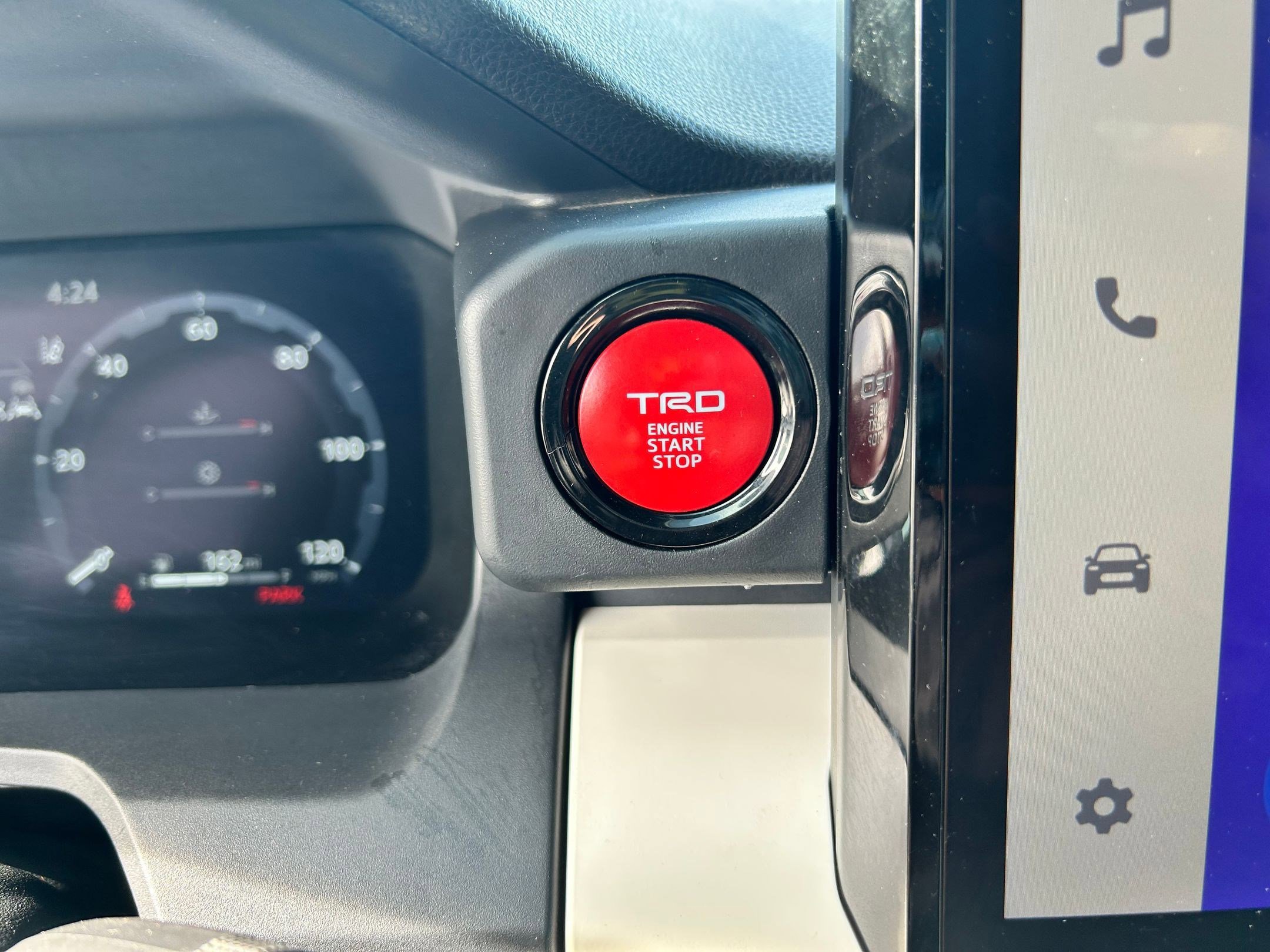 Certified 2024 Toyota Tacoma TRD Off-Road AWD/4WD image 18