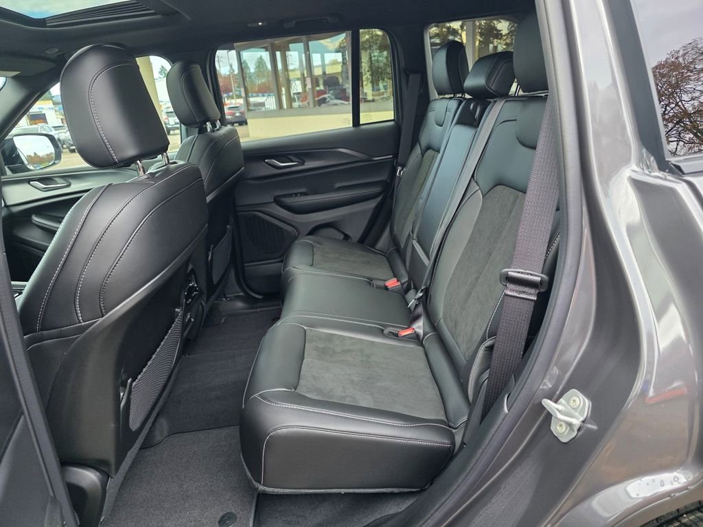 New 2025 Jeep Grand Cherokee Altitude AWD/4WD image 9