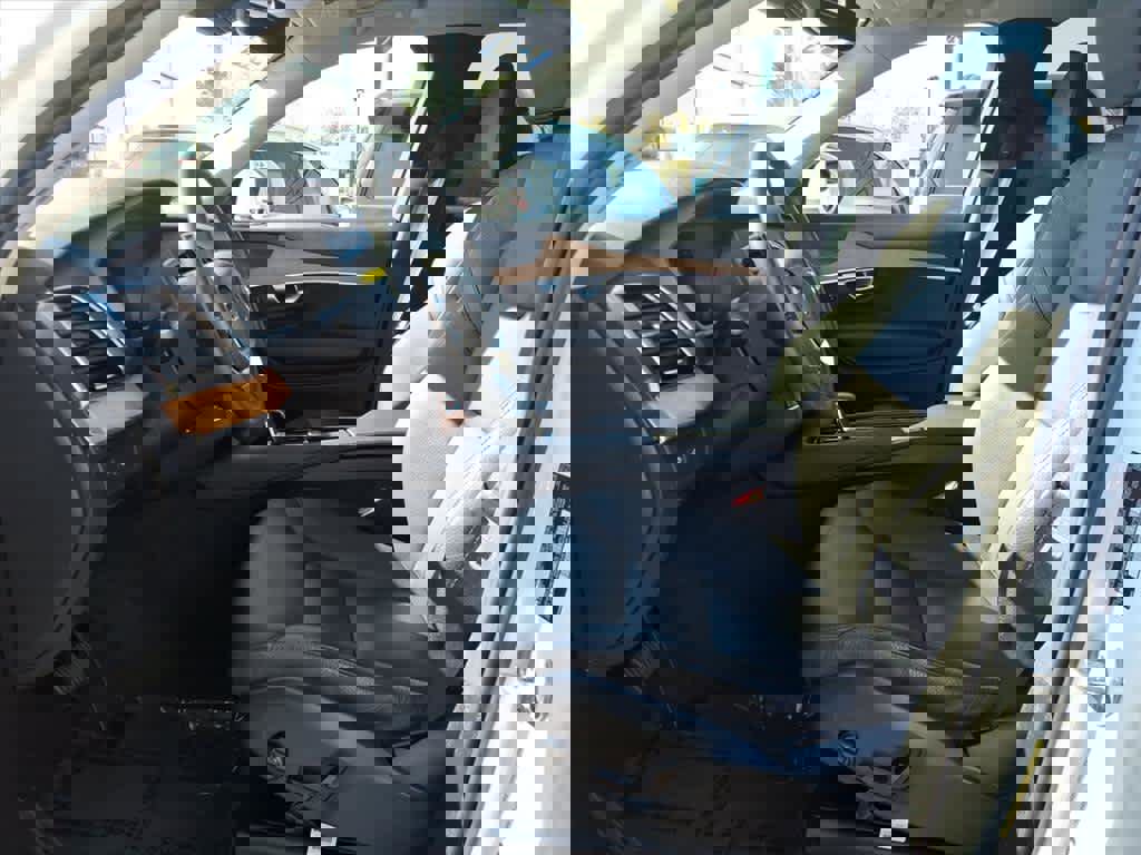 Used 2024 Volvo XC90 B6 Plus w/ Protection Package Premier image 10