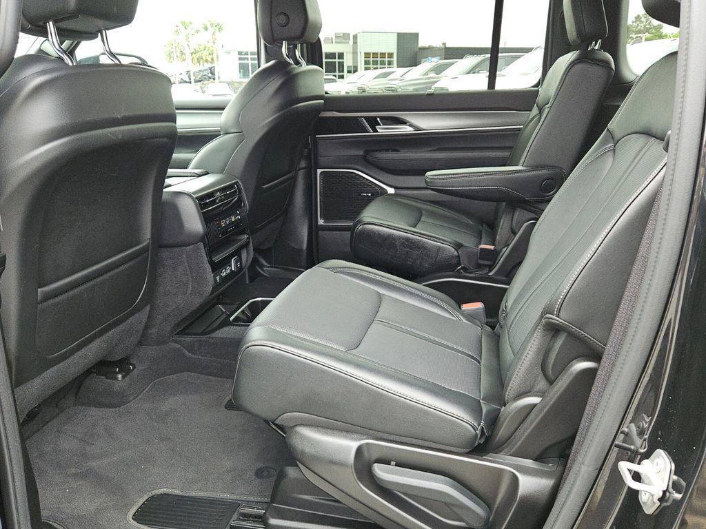 Used 2025 Jeep Wagoneer Series II w/ Convenience Group I AWD/4WD image 11