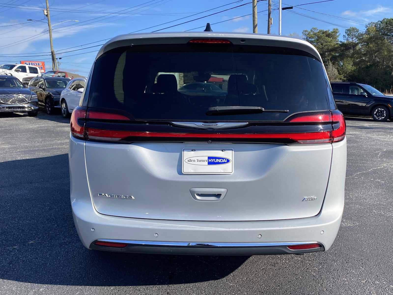 Used 2023 Chrysler Pacifica Touring-L image 6