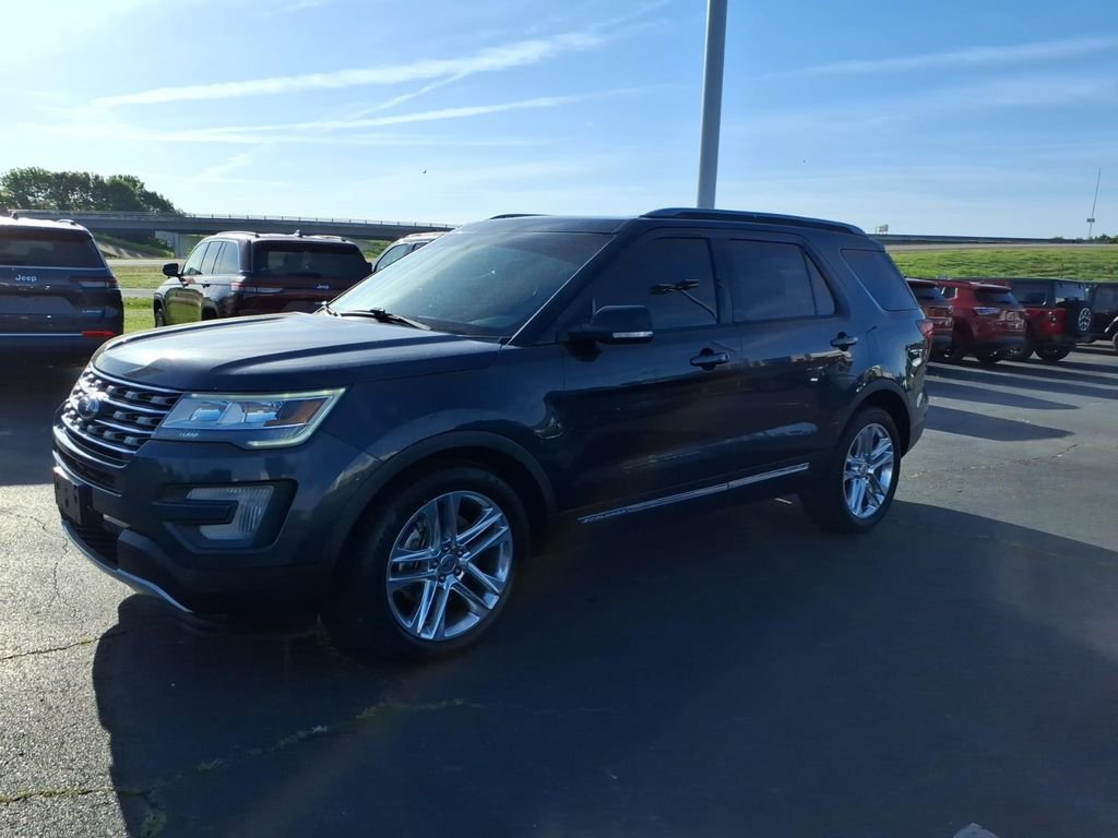Used 2017 Ford Explorer XLT w/ Equipment Group 202A FWD image 3