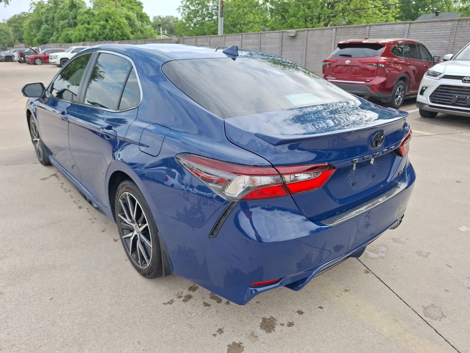 Used 2023 Toyota Camry SE FWD image 4