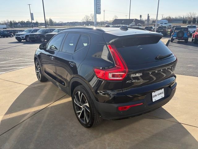 Used 2021 Volvo XC40 T4 R-Design w/ Climate Package image 4