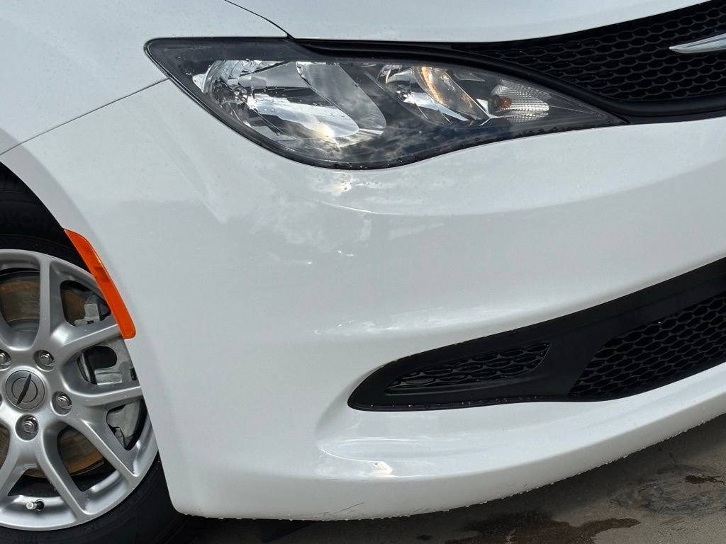 Used 2025 Chrysler Voyager LX image 8