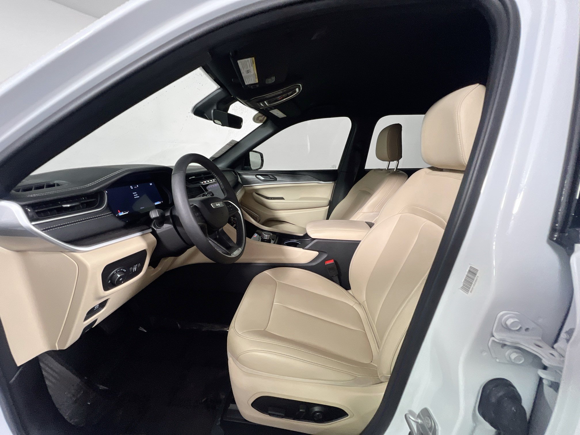 Used 2025 Jeep Grand Cherokee L Limited w/ Trailer Tow Package RWD image 14