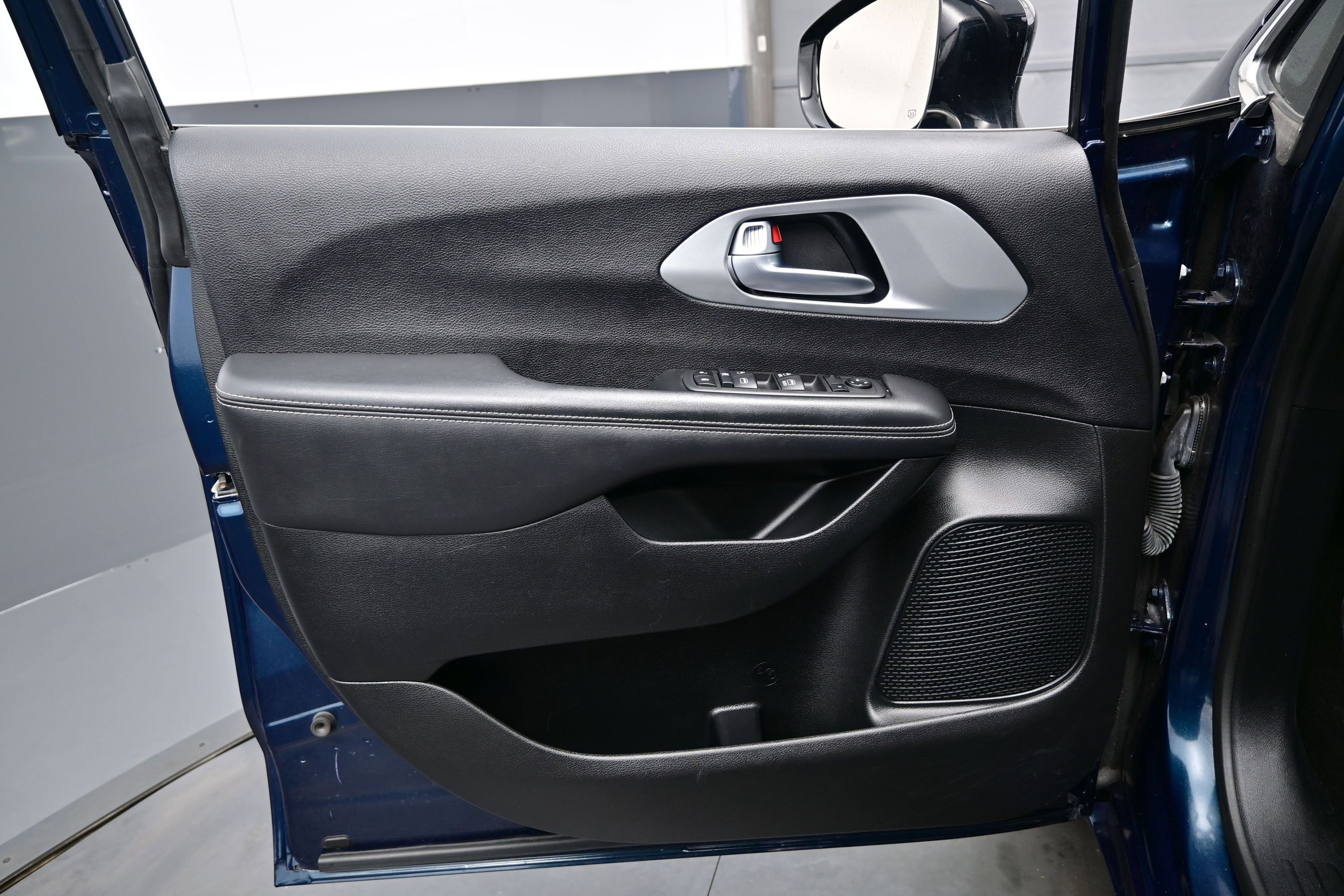 Used 2024 Chrysler Pacifica Touring FWD image 9