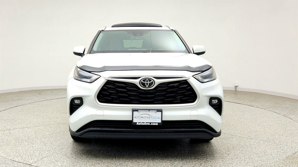 Used 2022 Toyota Highlander XLE AWD/4WD image 2